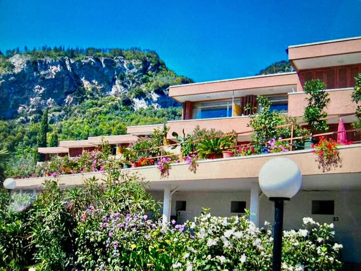 Appartamento Peppino Mit Seeblick Und Pool Riva del Garda Bagian luar foto