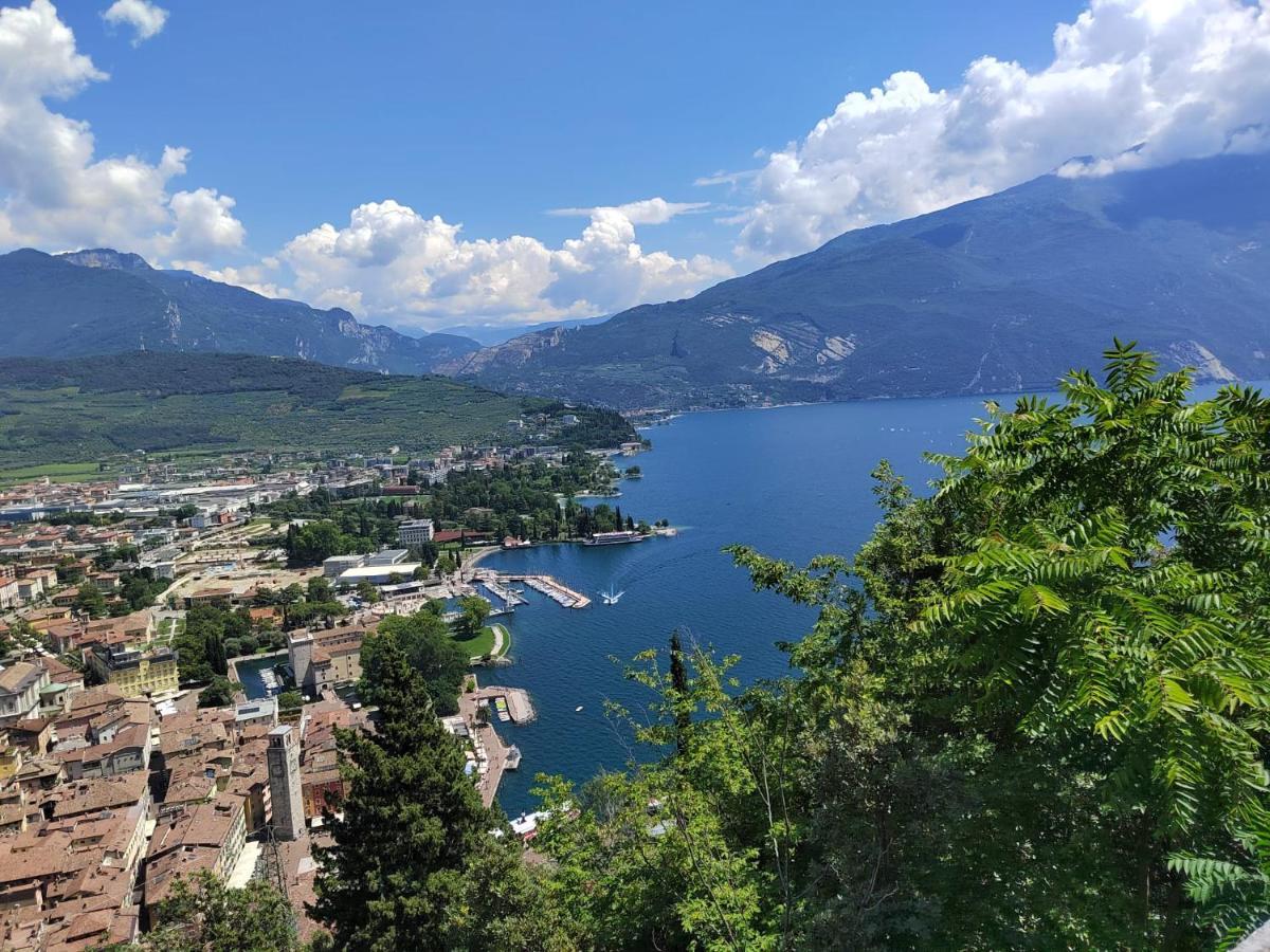 Appartamento Peppino Mit Seeblick Und Pool Riva del Garda Bagian luar foto